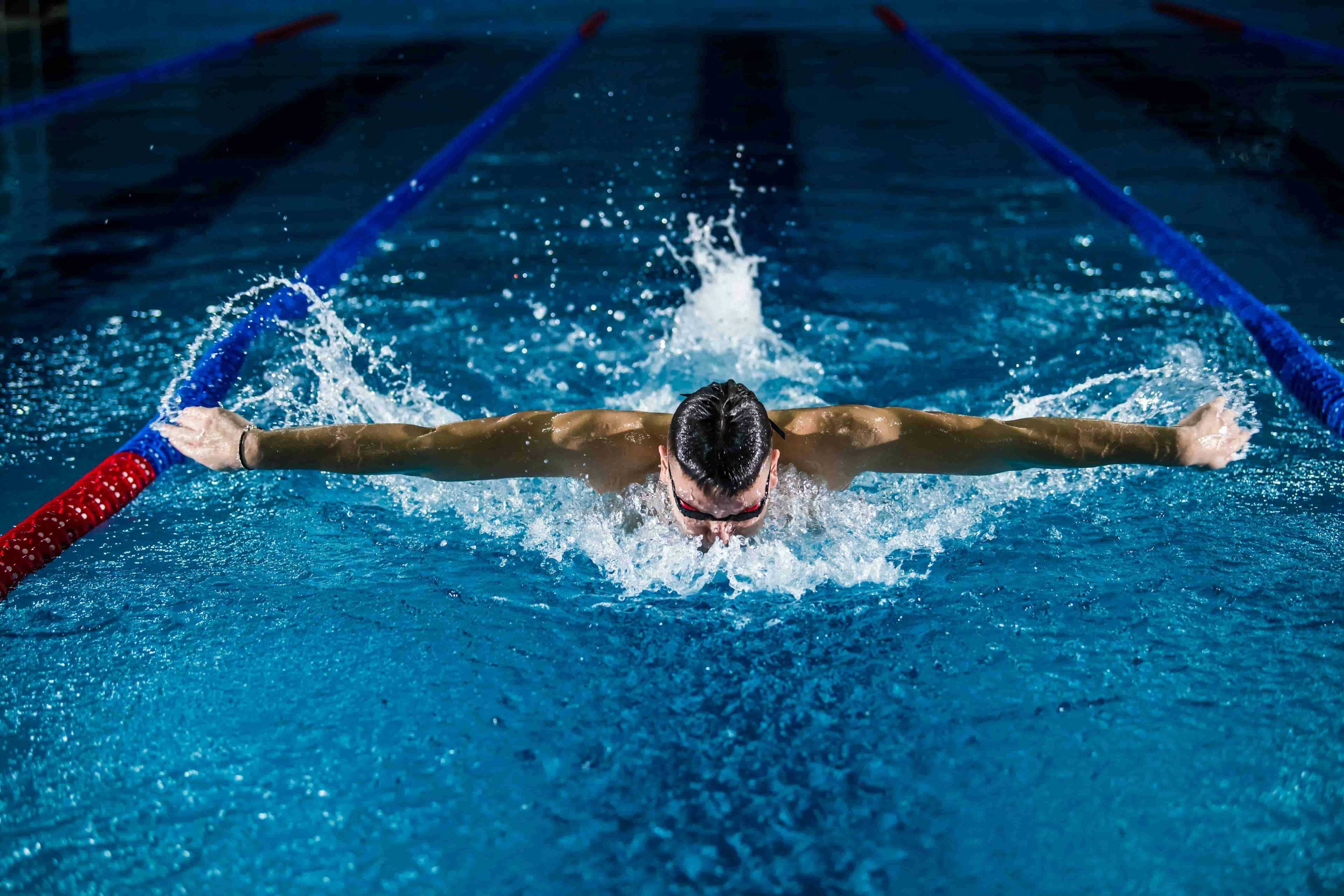 Imagem de um nadador praticando nado borboleta