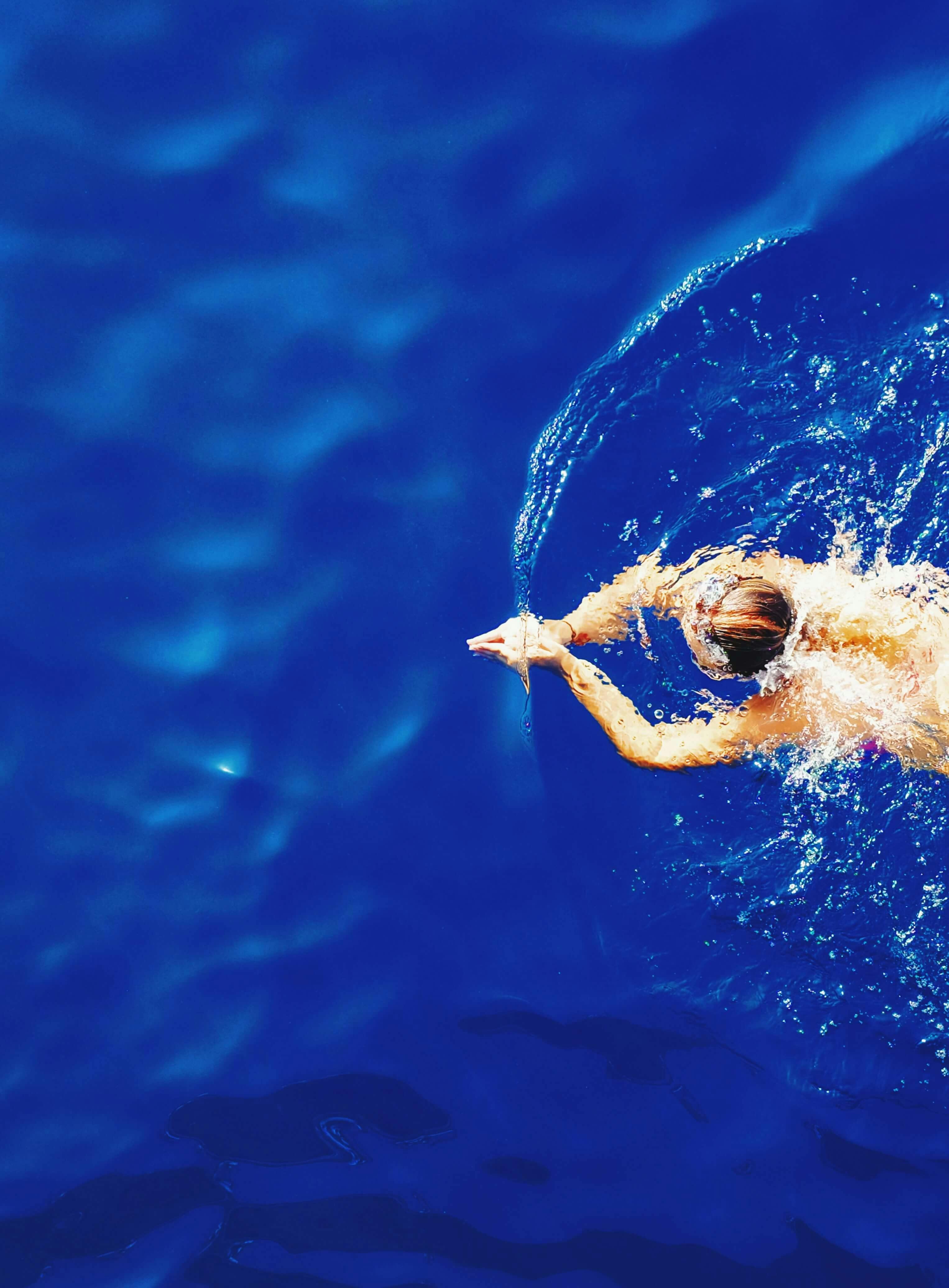 Imagem de um nadador em uma piscina