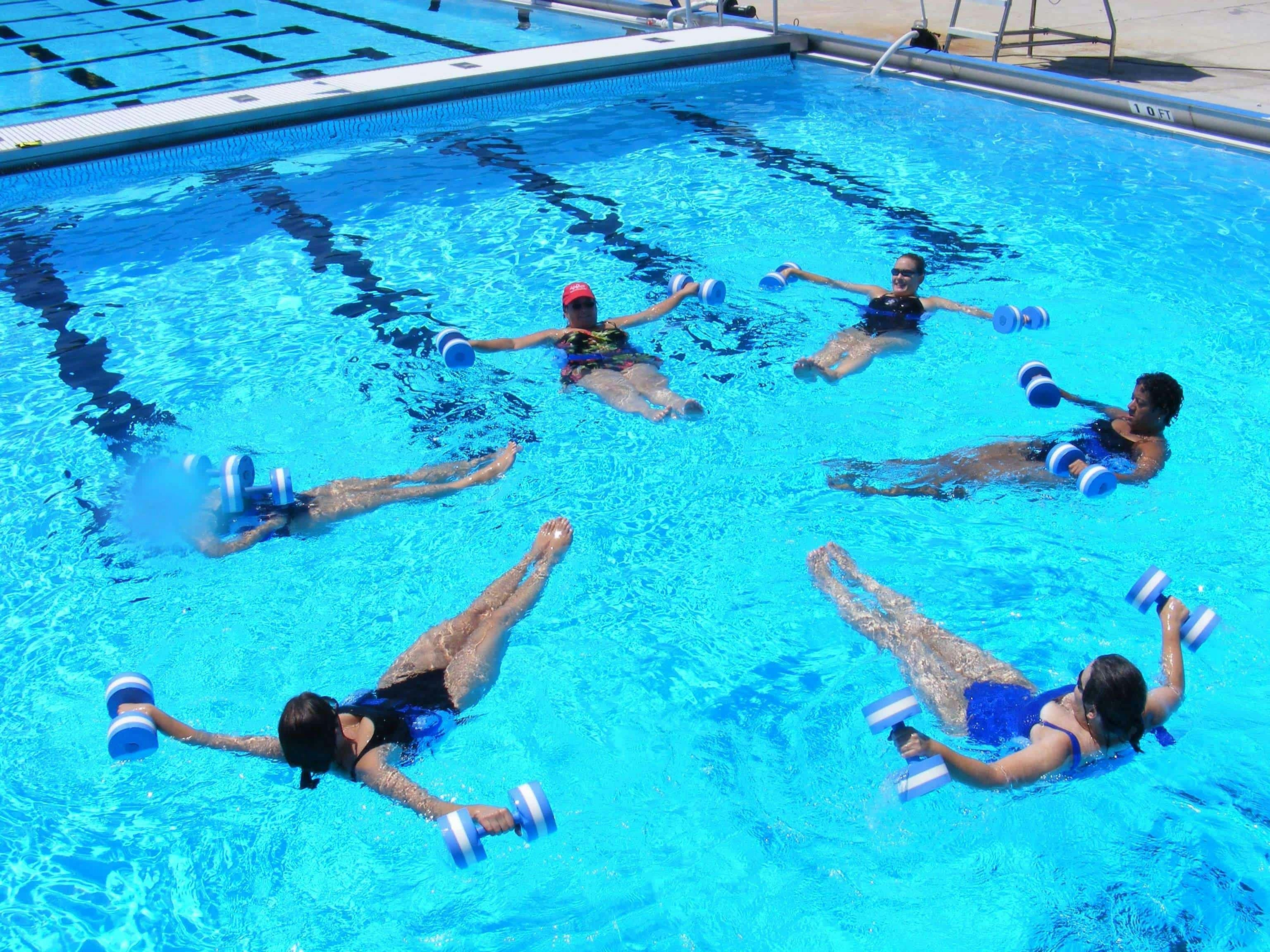 Imagem de 6 mulheres dispostas em círculo na piscina olímpica